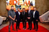 Left to Right (George Strouwmboulopoulos of the famous Stroumbo Show, Shaji Nada of Ideal Entertainment, AR Rahman, John Tory, The Mayor of Toronto & Ramanan Muthulingam of Ideal Entertainment)