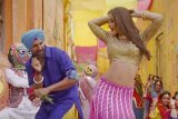 Akshay Kumar and Amy Jackson in the catchy music Cinema Dekhe Mamma from Singh is Bling