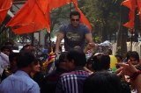 Pics: Salman Khan enters Dance India Dance sets on a Rickshaw!