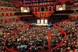 Throngs of people join as Sri Sri Ravi Shankar holds Meditation 2.0 evening at the prestigious Royal Albert Hall 