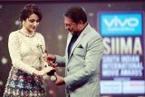 Trisha Krishnan looked beautiful and glamorous as she collected her SIIMA award