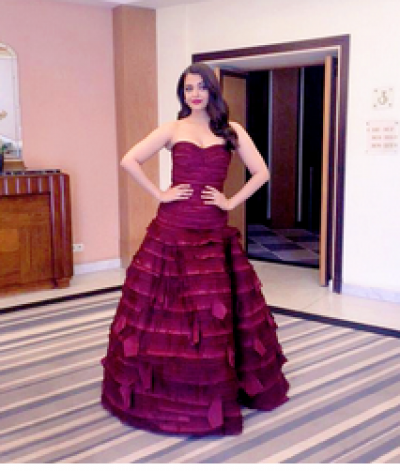 Aishwarya posing at Cannes for Jazbaa first look