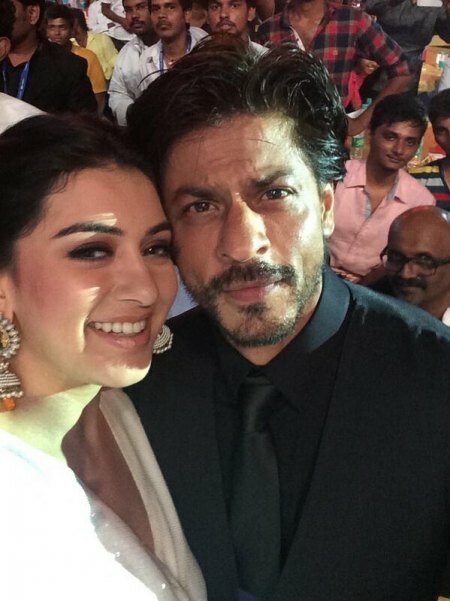Hansika Motwani selfie with Shah Rukh Khan at Vijay Awards