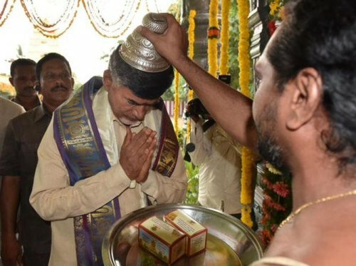 Andhra CM Chandrababu Naidu seeking blessings on Maha Pushkaralu in Rajahmumdry