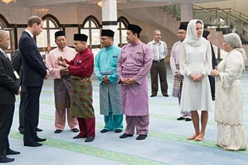William and Kate Middleton visit the Assyakirin Mosque in Kuala Lumpur on 14 September, the day Closer published their pics