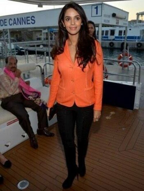 The Murder actress wore a bright orange jacket-top and black jeggings for the CII boat party