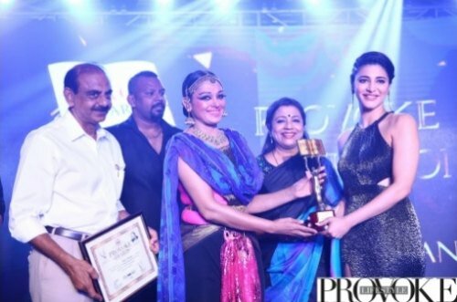 Talented Dancer-Actress Shobana awarding Shruti Hassan at Provoke Lifestyle Awards