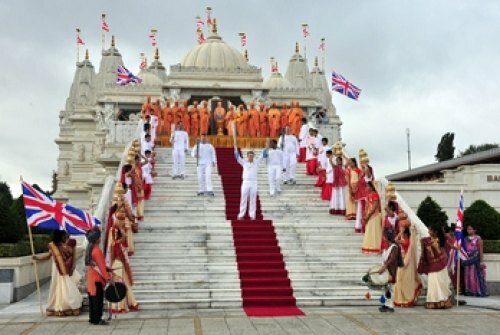 London 2012 Paralympics torch relay team pose at Swaminarayan temple