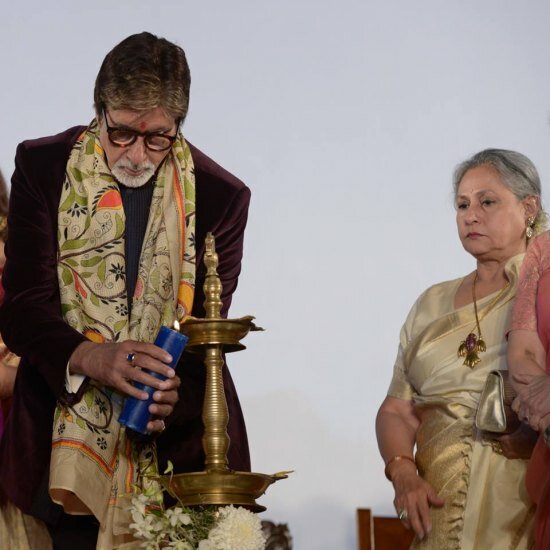 Amitabh Bachchan lights the tyraditional lamp and officially inaugurates the prestigious film fest in Kolkatta