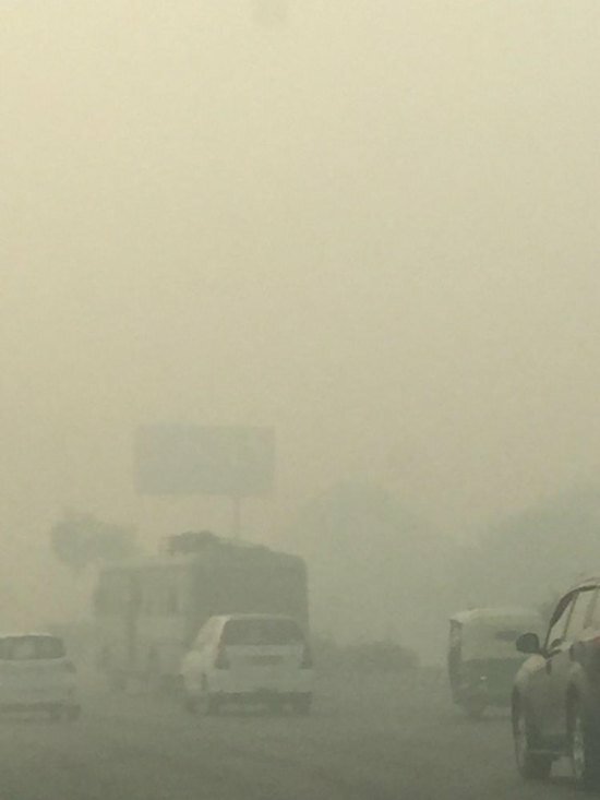 Delhi engilfed in smog - photo shared on Twitter by a local