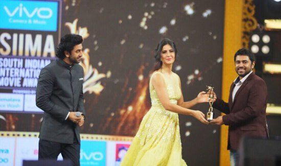 Malayalam Superstar Nivin Pauly gets his award from Bollywood superstars Ranbir Kapoor and Katrina Kaif who were special guests at SIIMA 2017