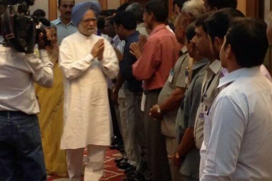 Manmohan Singh and wife Gaur bid farewell to their personal staff