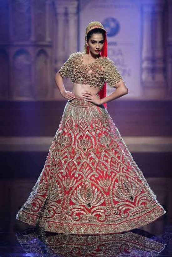 The actress sashayed in the traditional yet contemporary lehenga choli and red duppatta on her head