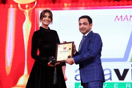 Sonam Kapoor went on stage to collect her Best Actress award in a black Caroline Hayden gown